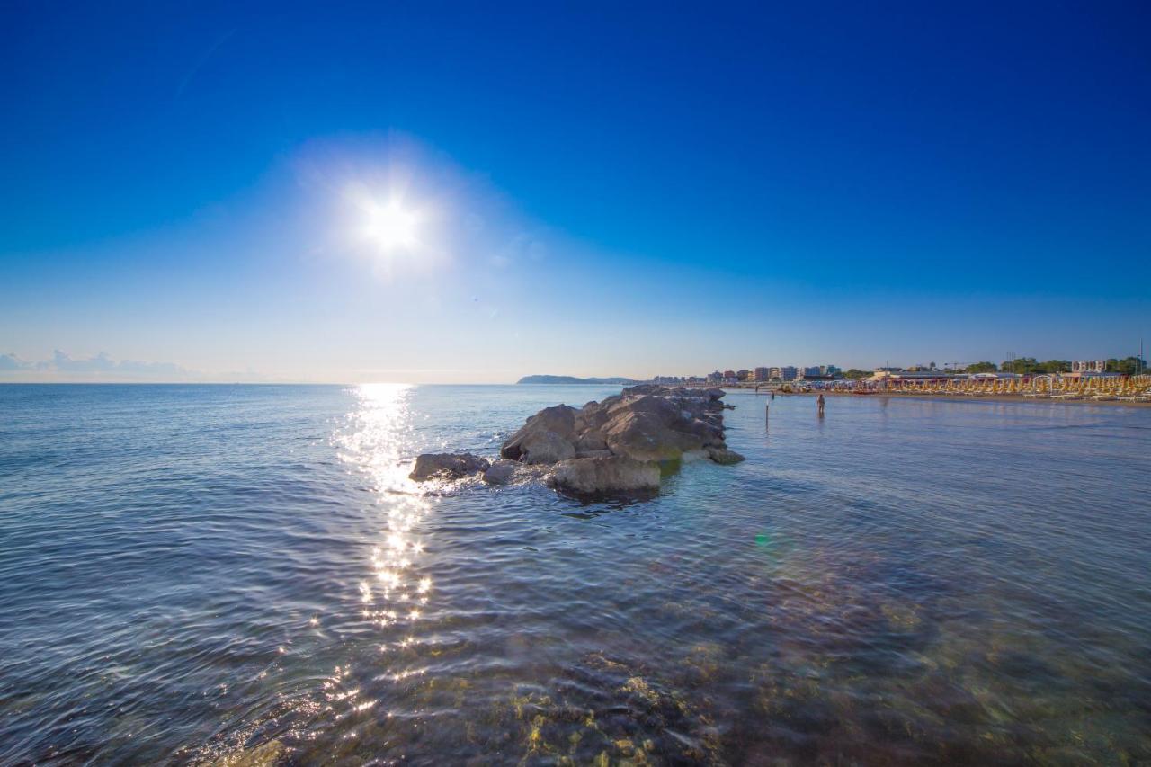 Hotel Baltic Misano Adriatico Eksteriør billede