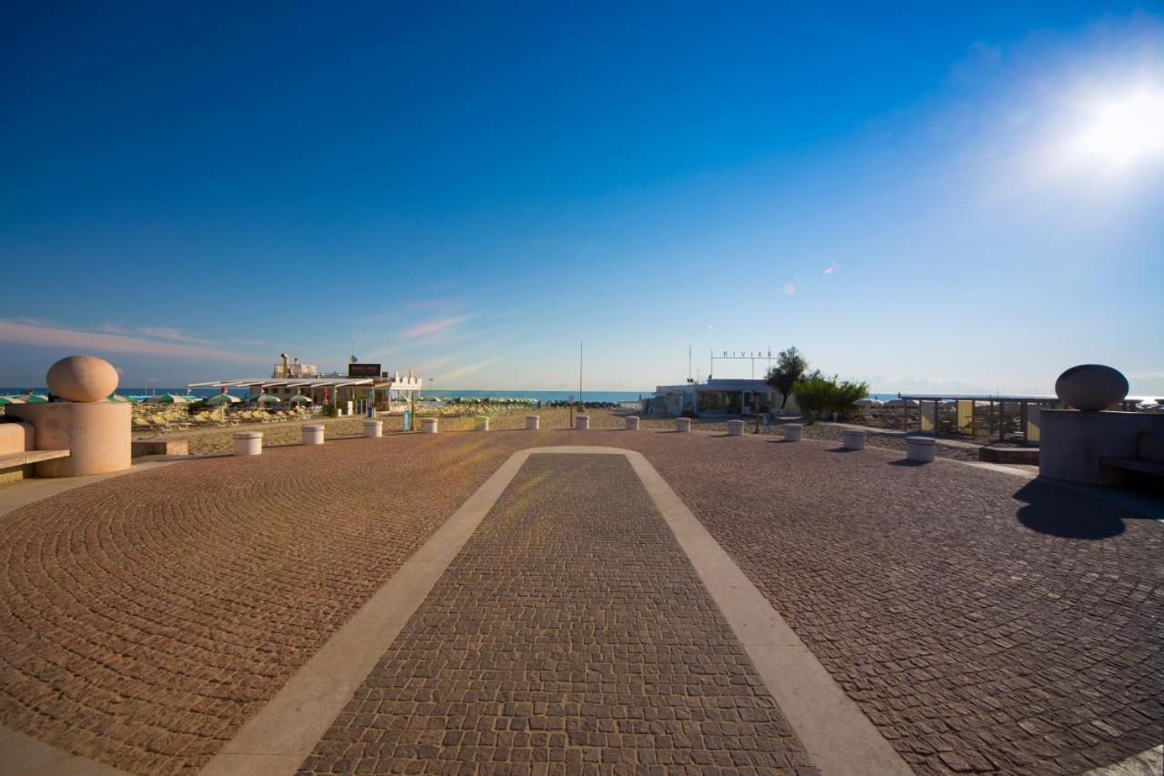 Hotel Baltic Misano Adriatico Eksteriør billede