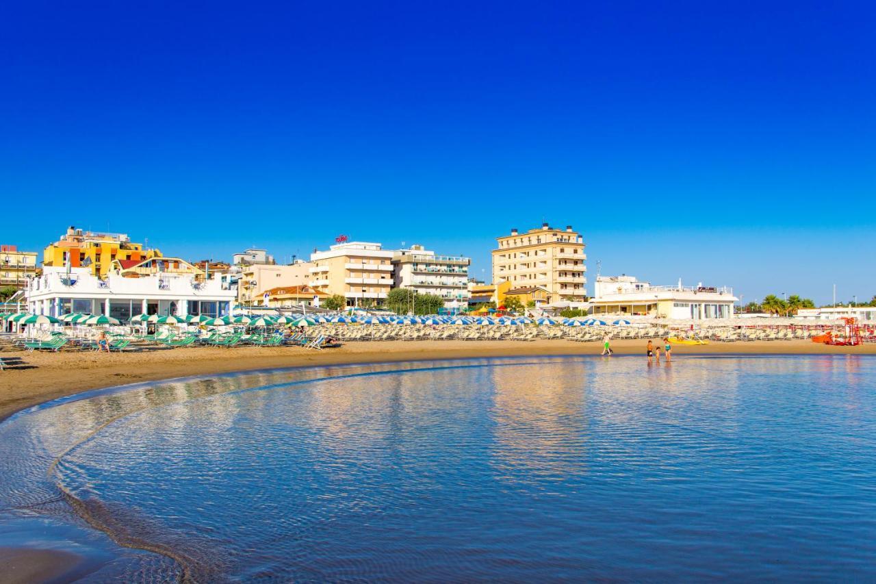 Hotel Baltic Misano Adriatico Eksteriør billede