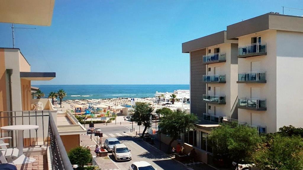 Hotel Baltic Misano Adriatico Eksteriør billede